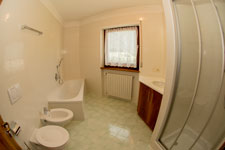 Bagno completo (doccia, vasca da bagno, lavandino, wc e bidet)