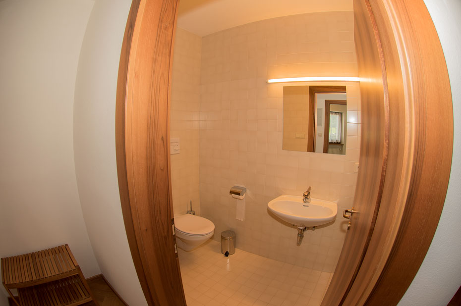 Bagno piccolo con wc e lavandino