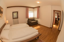 Camera matrimoniale con cabina armadio, e poltrona con letto estraibile