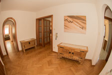 Ampio corridoio-entrata con armadio