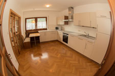 Cucina completamente arredata dotata di frigorifero, forno e lavastoviglie