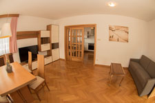 Soggiorno con divano letto estraibile a due piazze e Tv/Sat (con predisposizione per decoder Sky) e giardino con pergola / dehor privato