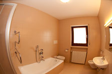 Bagno con doccia e vasca