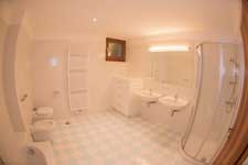 Bagno completo (doccia, vasca da bagno, 2 lavandini, wc e bidet)