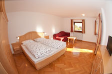 Camera tripla (un letto matrimoniale ed uno singolo) + 1 letto estraibile e TV digitale terrestre (con predisposizione per decoder Sky o Sat)