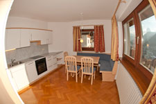 Cucina completamente arredata dotata di frigorifero, forno e lavastoviglie